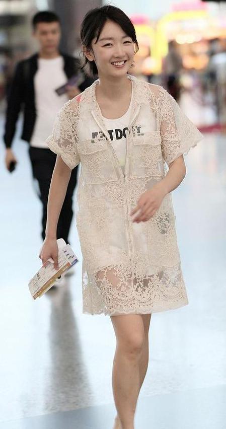 周冬雨身穿人字拖鞋，竟然这么矮！以前高跟鞋支撑走红毯