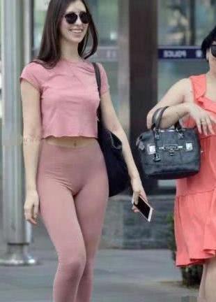 打底裤+挎包+美女,三者造就了街头时尚元素,美翻全场!