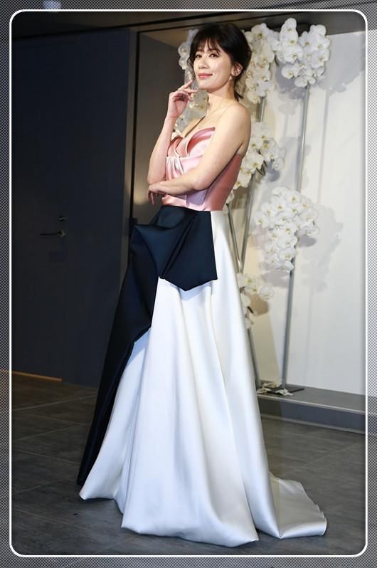 贾静雯真会穿！衬衫一半露外面，一半塞裤腰，网友直呼：嫩炸天！