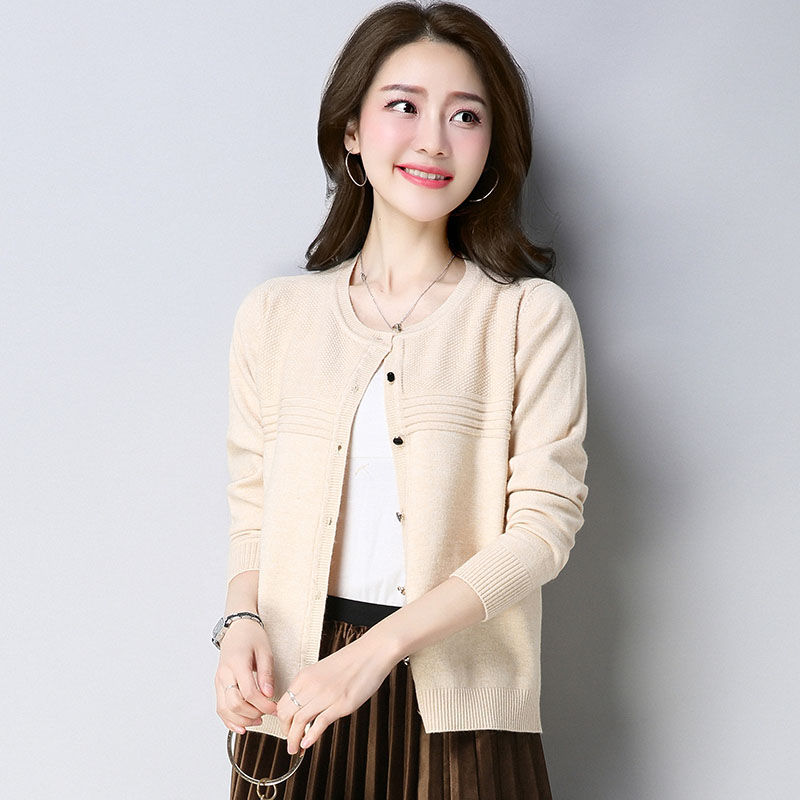 悄悄告诉，今秋娃娃衫又火了!看下面这样穿:气质出众，美到窒息