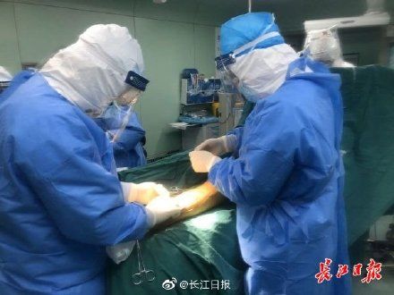  「手术」他们在护目镜上涂碘酒完成心脏搭桥，七旬心梗患者重获“心生”