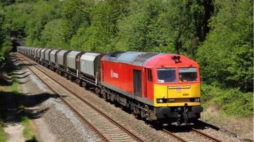 火车经过一些站时,为什么列车员会强制拉上窗帘?乘客说出了实情