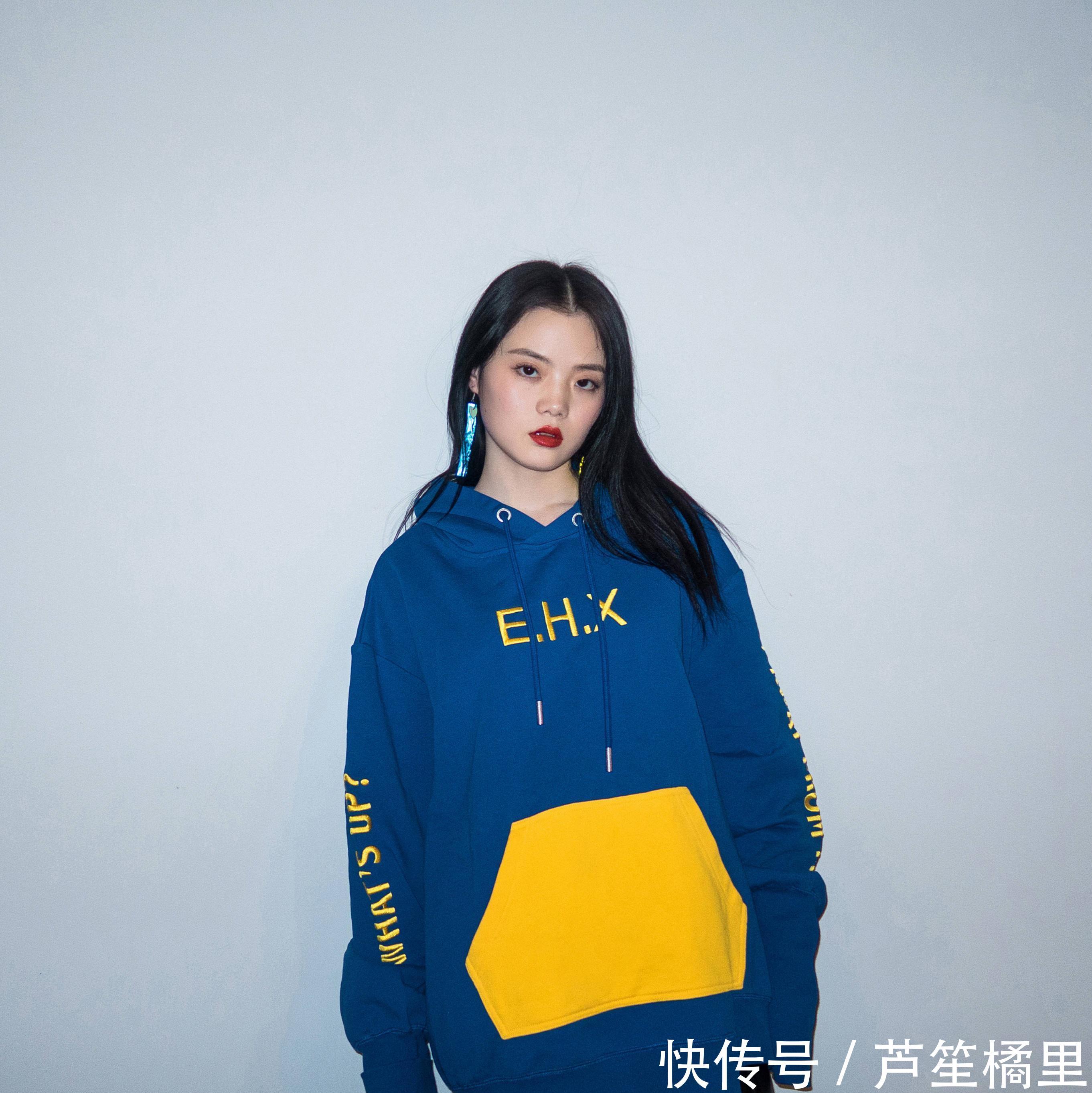 『能体现出女』时髦女生在穿搭上别出心裁,把潮流元素加在传统服装上,很吸睛