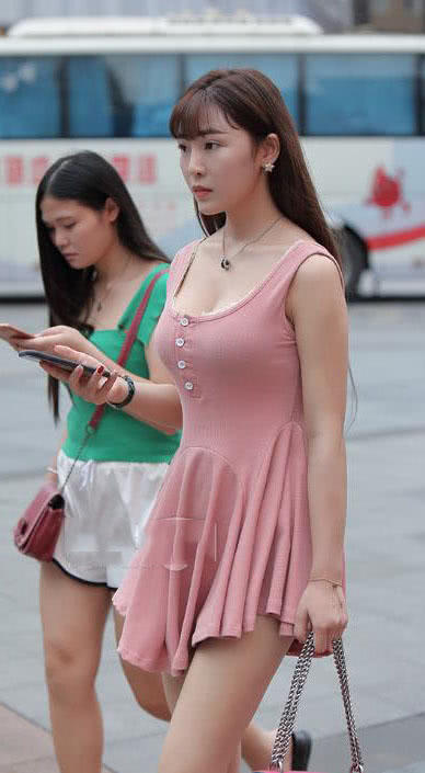 轻熟姐姐粉红诱惑尽显丰满上围，俗话说：好女不愁嫁好郎