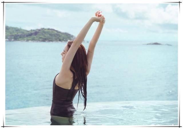 22岁林允泳池照，26岁迪丽热巴泳池照，都输给了62岁她的泳池照！