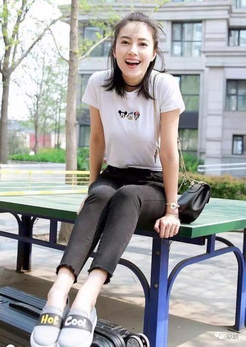 白T明星风格各不同，关晓彤少女，杨幂优雅，热巴、表姐很帅气