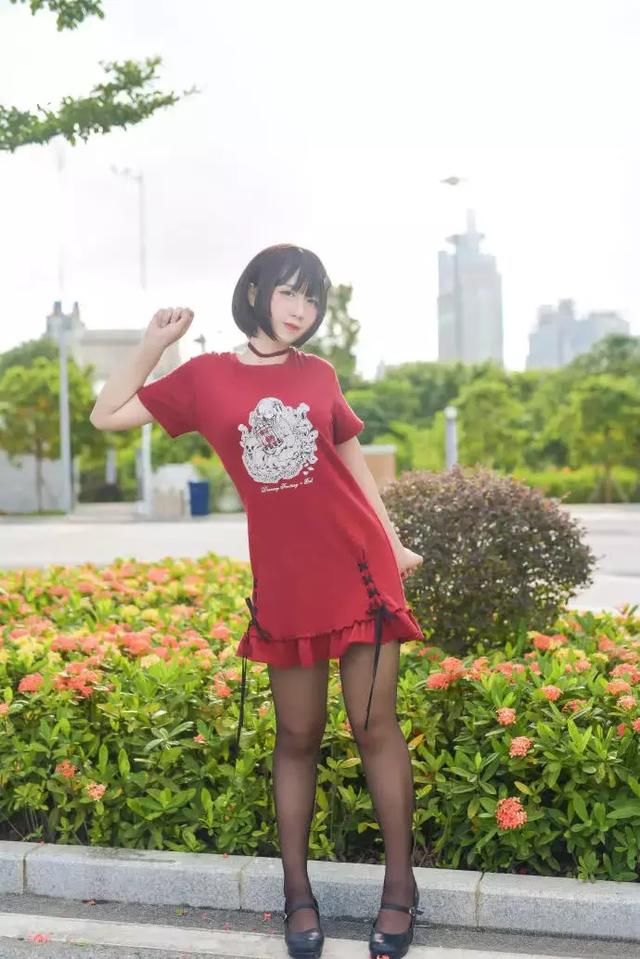 次元少女cos黑丝红色连衣裙，就喜欢这样慵懒的萌萌