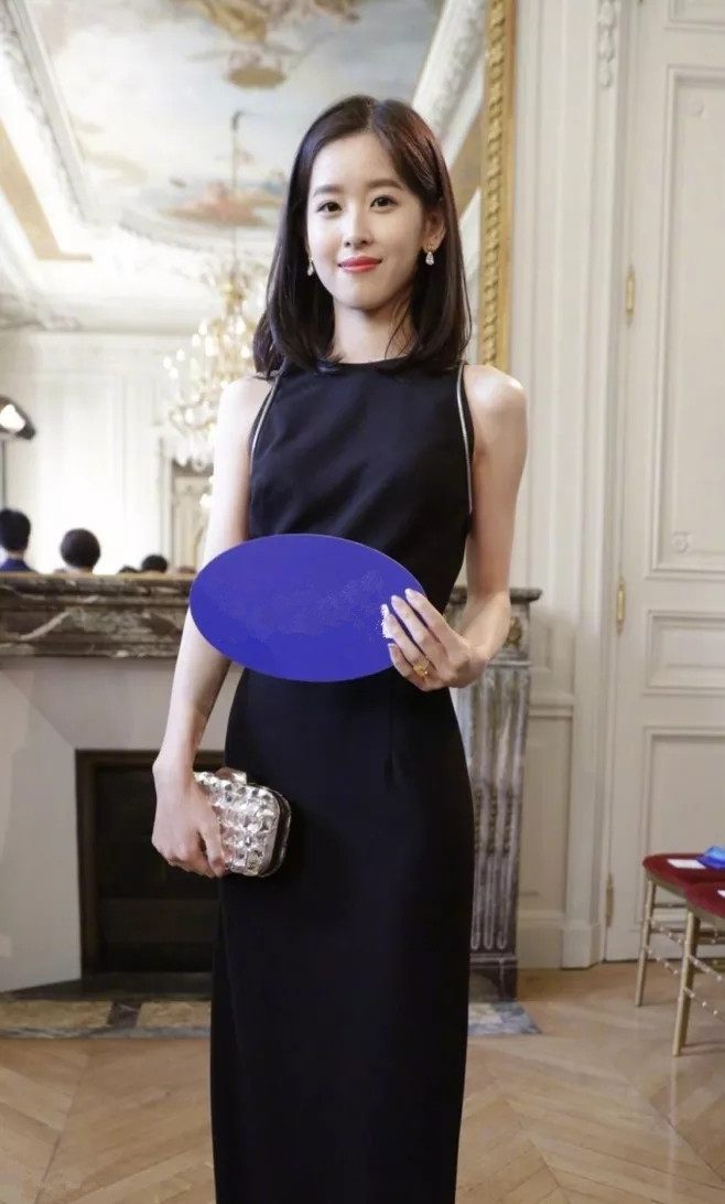 看了杨颖穿连衣裙，再看看章泽天，网友：一个端庄，一个仙气十足