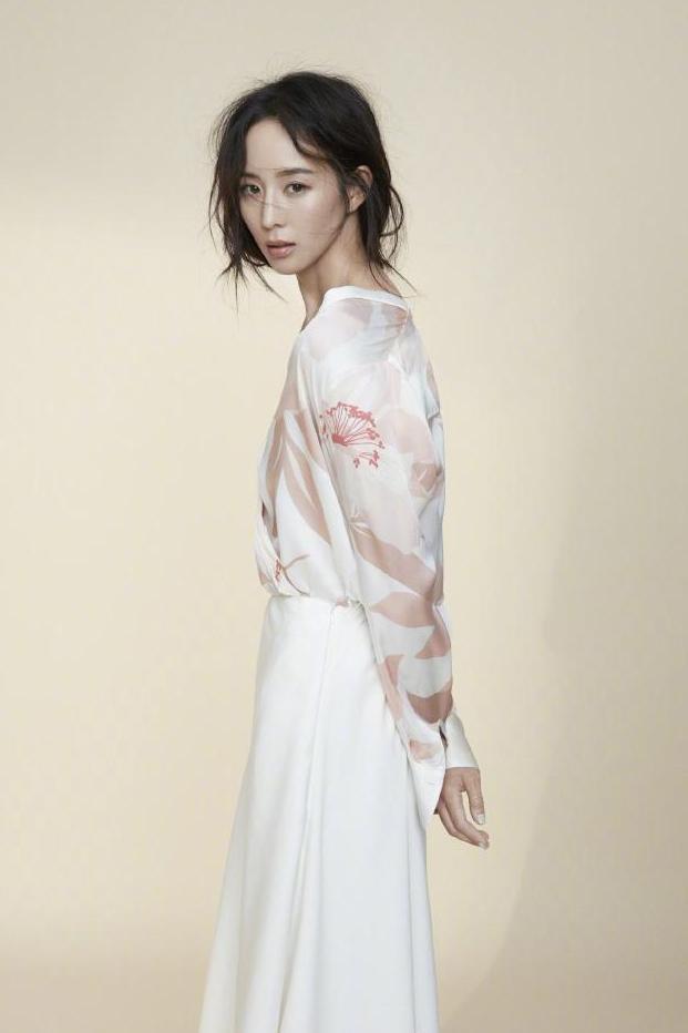 张钧甯复古衬衫配阔腿裤, 大长腿成俩柱子, 真的显得又短又粗