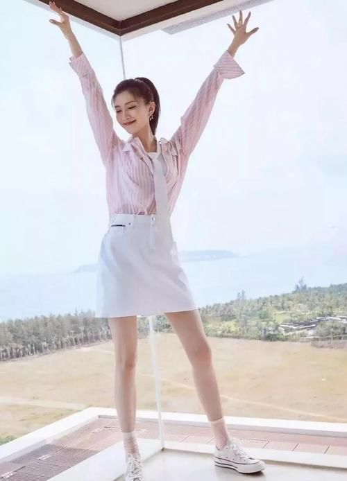  「春天」裙子+平底鞋=2020春天最洋气穿搭！