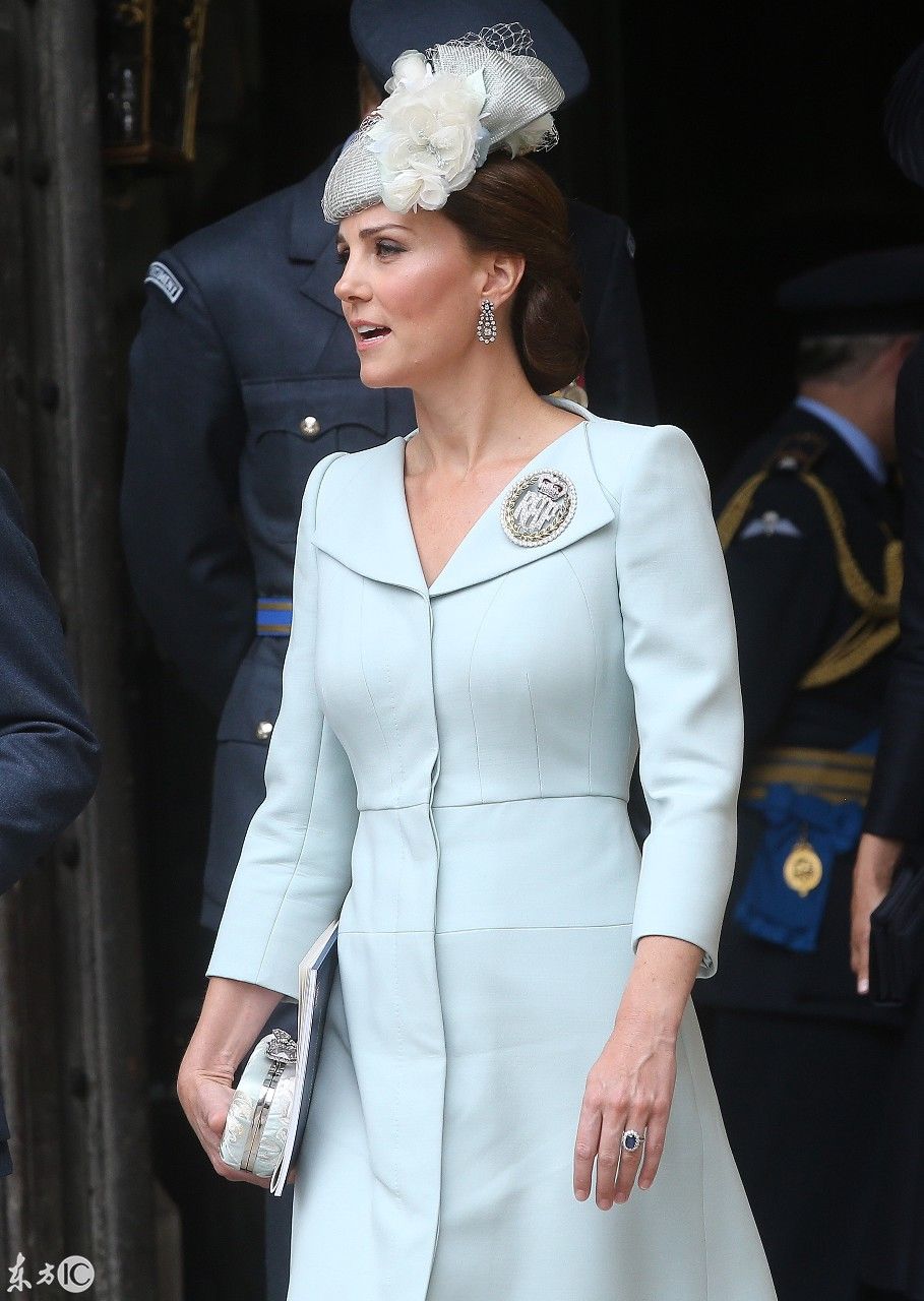 凯特王妃和梅根同场出席皇家活动 梅根的藏蓝连衣裙好漂亮