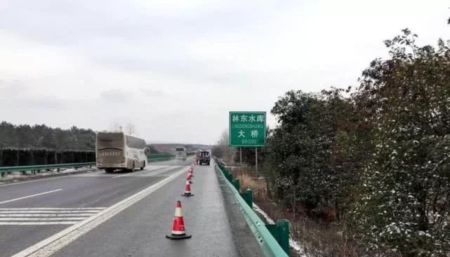 300位车主轰炸车管所：不给在高速应急车道换胎，还要扣12分，逼