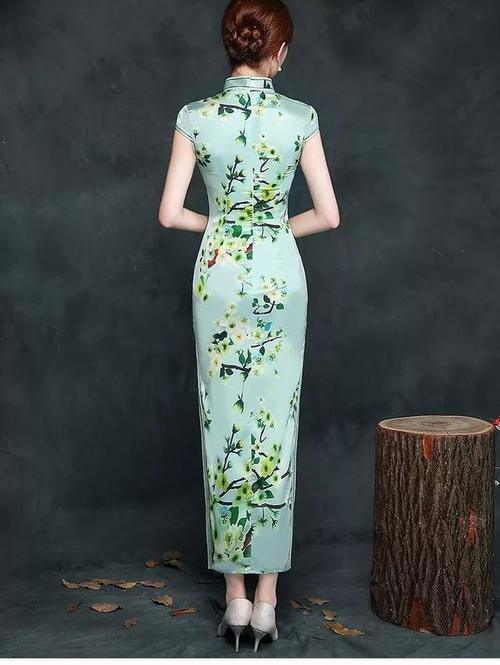 出水芙蓉，翠绿欲滴，一袭碧绿旗袍上心头！