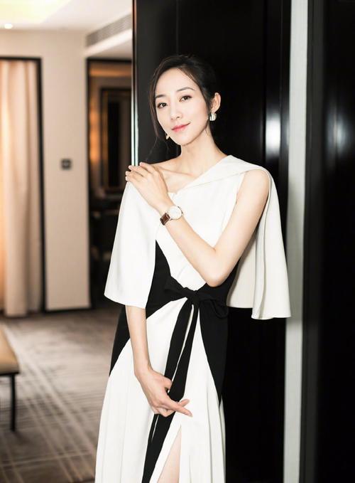 韩雪牛仔裙臀部下用薄纱遮掩，却不及背景雕塑抢镜，真的好羞羞