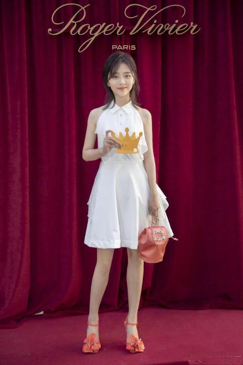 谭松韵首次征战时装周！看秀造型清纯大方，28岁了穿成18岁的模样