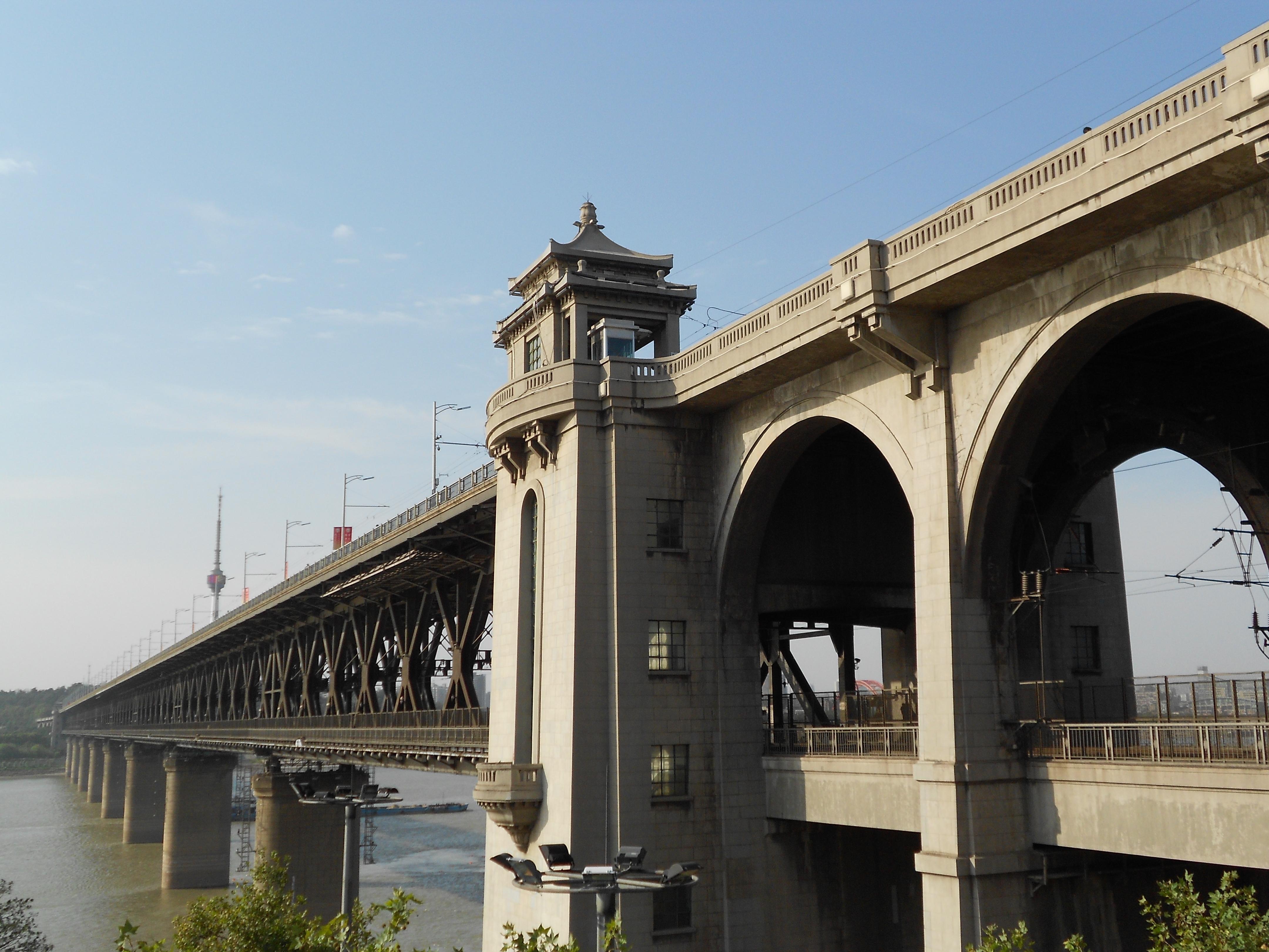 中国2座长江大桥，一座在武汉，一座在南京，谁更厉害？