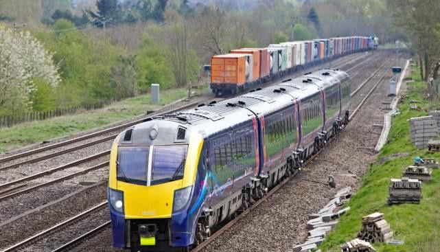 火车轨道下面铺满了石子，为什么高铁下面就没有？看完恍然大悟