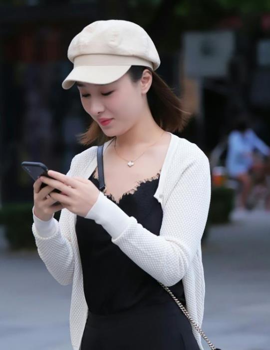 「碎花」街拍:面带微笑的美女,一条碎花连衣裙,时尚唯美好身材