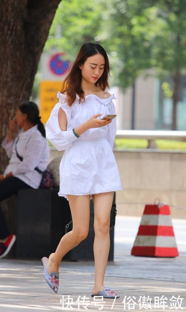  『不失』街拍时尚姐妹花，分别穿黑色与灰色连衣裙，休闲又不失女人味