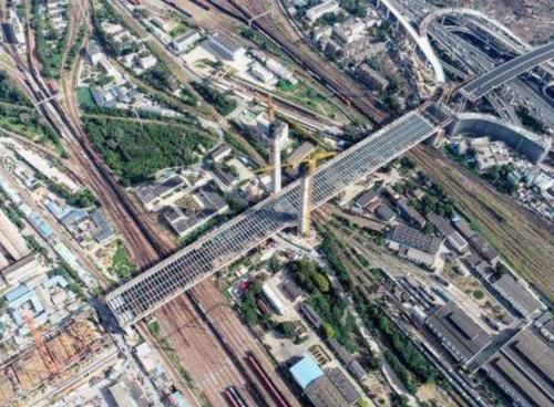  【我国】我国最大的火车站，每天接待24000多列火车，被称为“铁