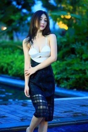 柳岩紧出了名！穿深V包臀裙现身，网友直呼：这身材简直在拉仇恨