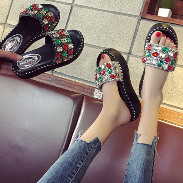 今年流行的凉鞋一款比一款舒适洋气，时尚更显女人味