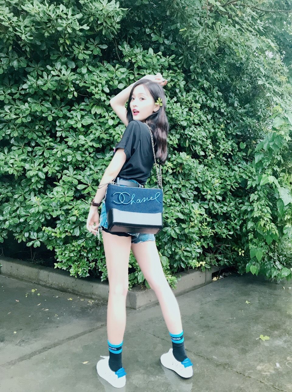 火箭少女吴宣仪耳后别花清新甜美，百变pose大秀性感美腿!