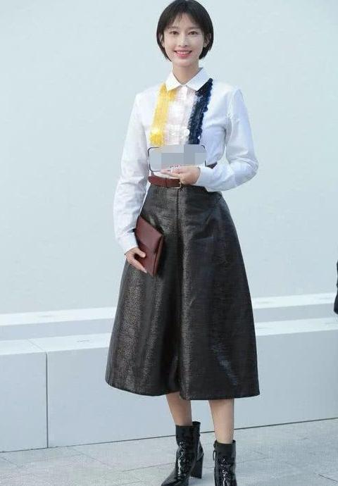 张俪穿红色格纹吊带现身机场, 手拿“大白兔奶糖”包包