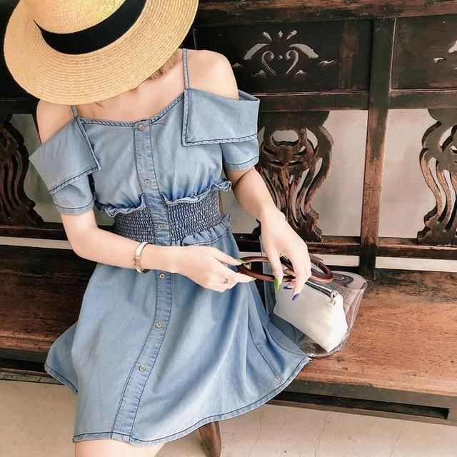 妩媚香肩优雅露，一字领连衣裙来助攻