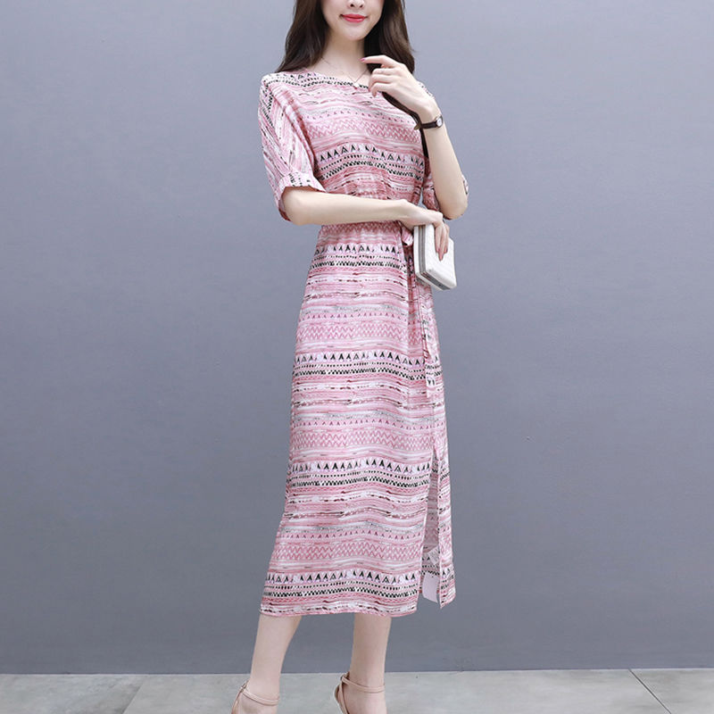 女人有好身材就应该秀出来，连衣裙就要穿得性感撩人，女人味十足