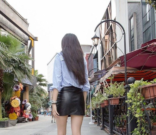 路人街拍,戴墨镜的那位黑衣美女,真的太养眼了