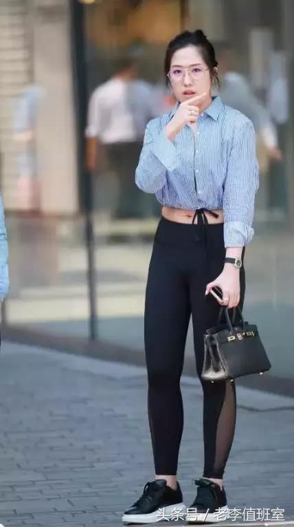 街拍:戴着眼镜丰满呆萌可爱的黑色紧身裤性感姐姐