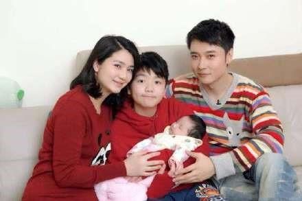 娱乐圈又一帅哥疑出轨，老婆辟谣，网友说:明眼人都能看出来有事