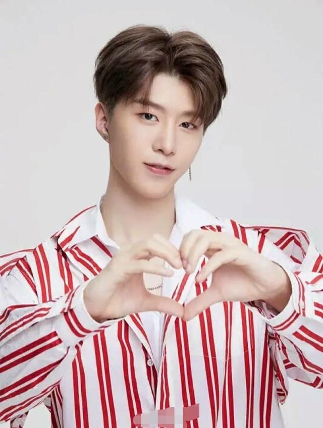 流量小生齐撞衫，蔡徐坤好可爱，但同样的衣服千玺穿上立马成熟了