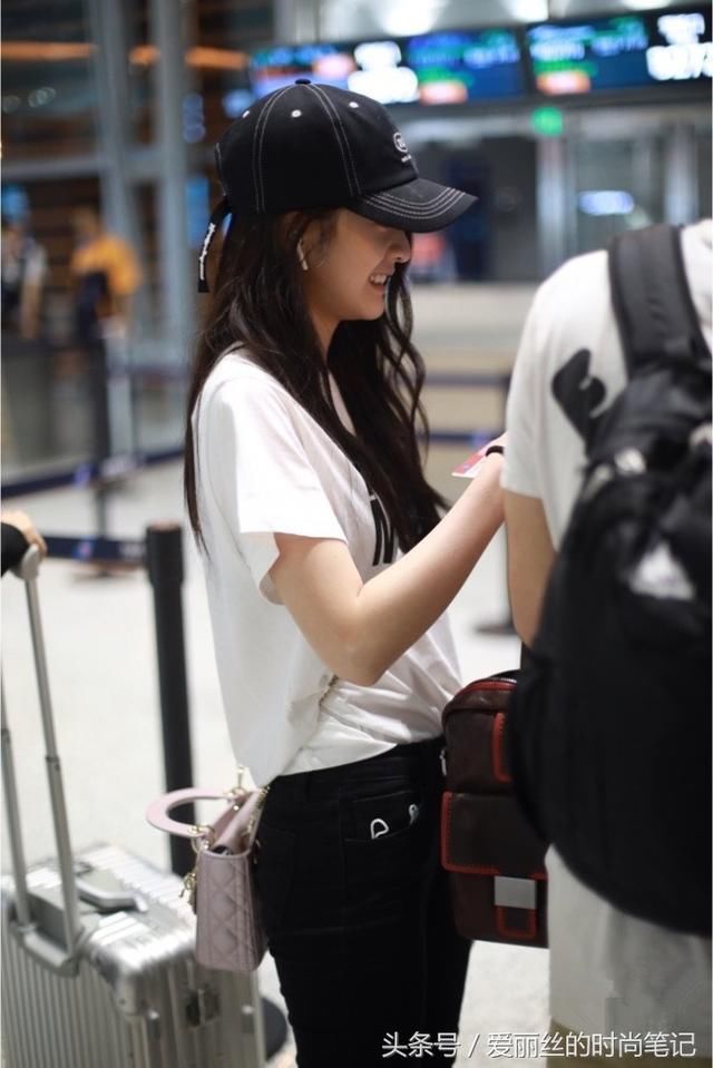 张雪迎现身机场，穿裤子紧到勒出皱褶，网友：衣服塞不进别硬塞
