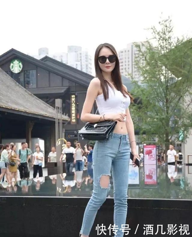  裸色：美女一双裸色的尖头高跟鞋，整体搭配看上去更加的具有时尚的气息
