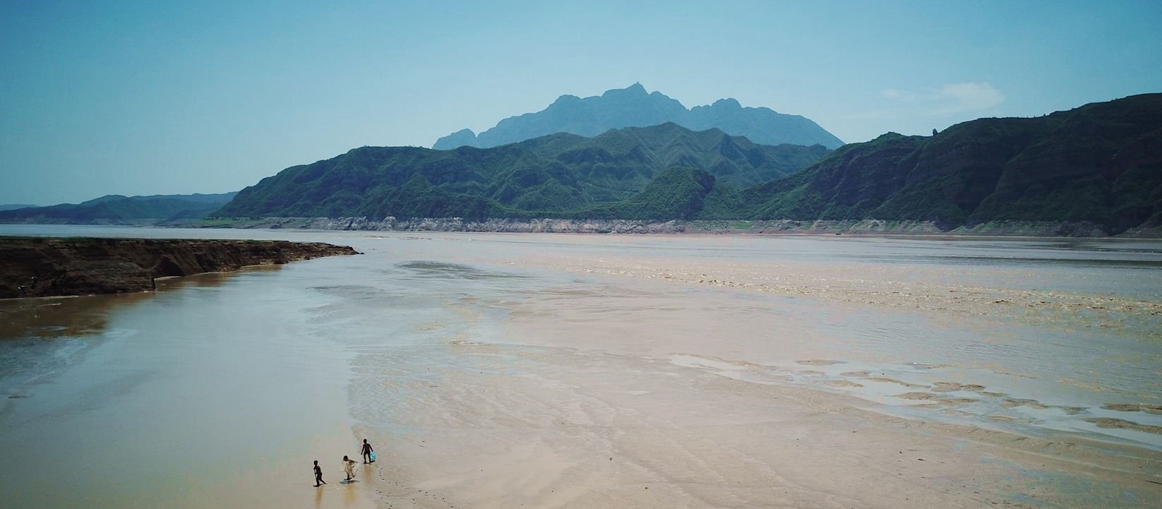 无人机航拍黄河泄洪，发现5个人水里冒险捞鱼，一根绳子防溺水