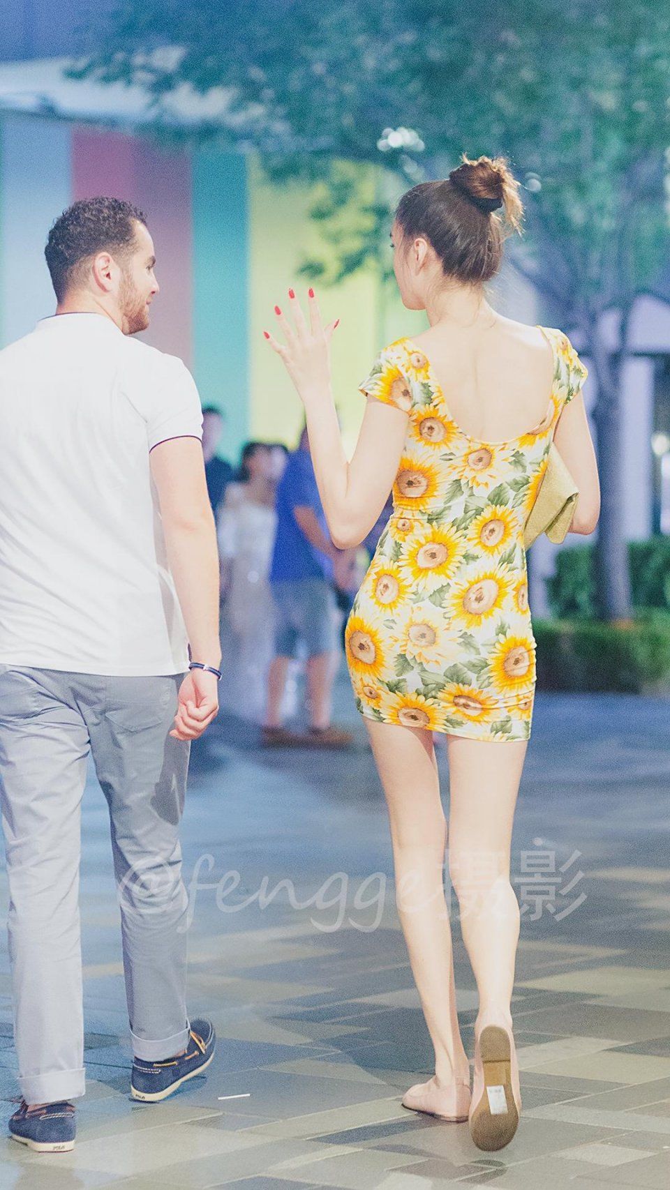 街拍：夜晚，身穿紧身小短裙的大美女来了，正面很美侧面有点凶