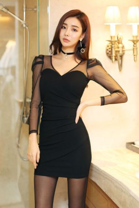 青春气息的小姐姐，紧身裙勾勒曼妙身材，真漂亮！