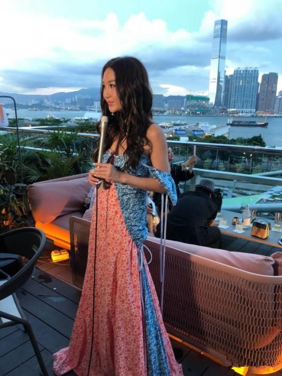 温碧霞真会装!52岁居然学25岁姑娘穿粉裙,网友:说她25我也信