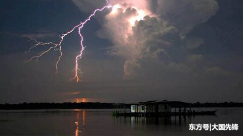 南美最神奇的村子，一年有260天在闪电，每隔3秒钟就出现一次