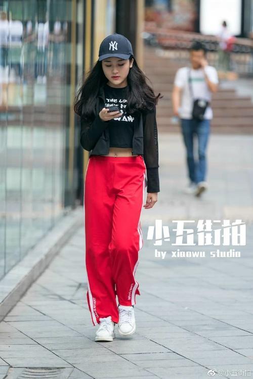 路人街拍：好清纯的长发小姐姐，吊带紧身裙秀出完美身材