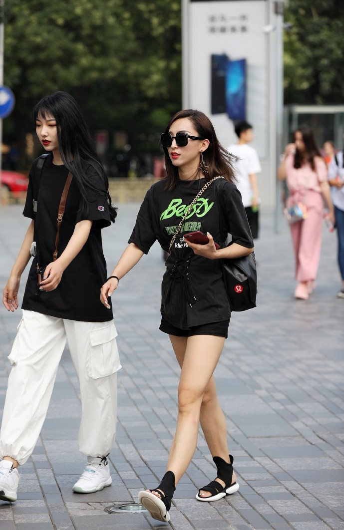 路人街拍：小姐姐长裤一样秀出美好身材，精美的锁骨很耀眼