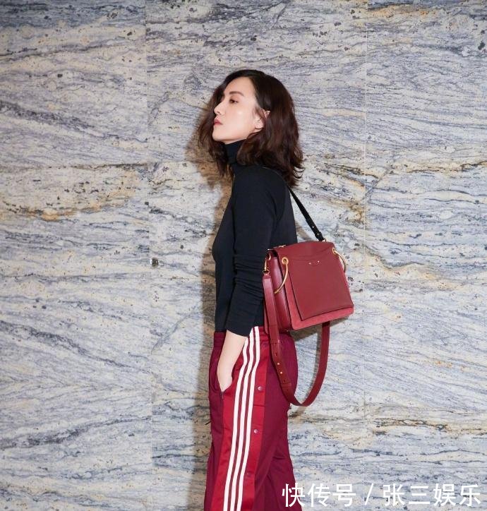 宋佳不过是穿了条运动裤, 就嫩了不止10岁, 网友: 太敢穿了吧?