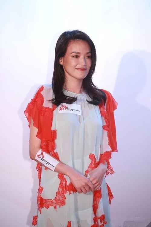 土掉渣!舒淇“红蕾丝裙和红皮靴”,农村结婚都不这么穿了!