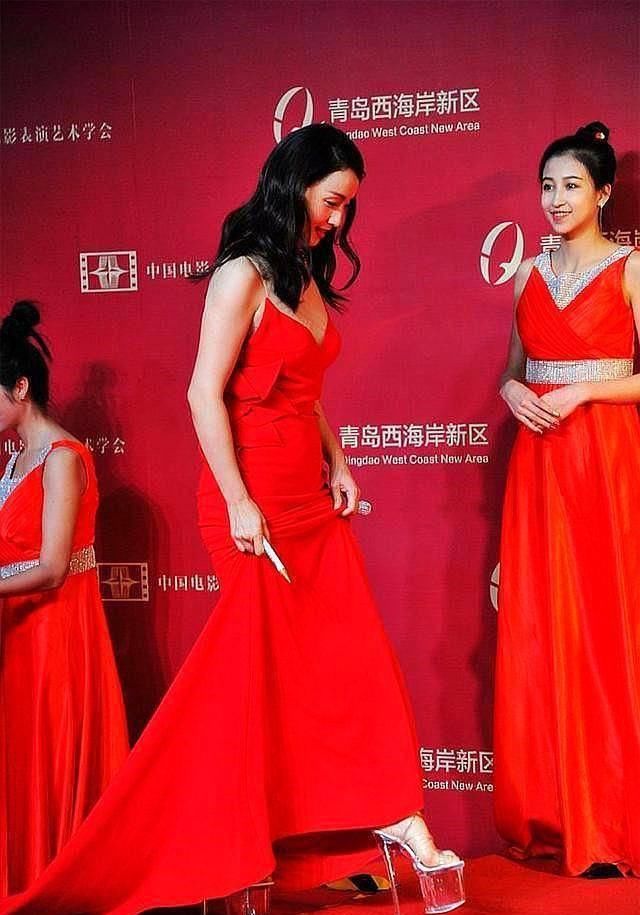 『 红色』大珍珠耳环变女王，48岁陶虹也太拼了吧！脚踩20cm恨天高如履平地