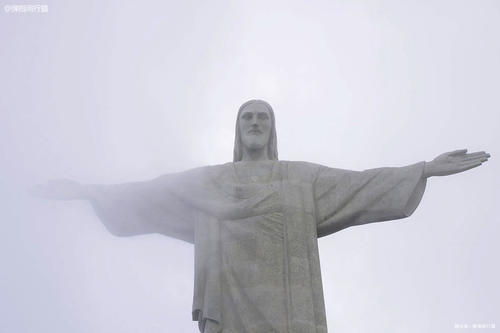 世界上最大的耶稣像，用1200吨石头雕成，屹立高山之巅
