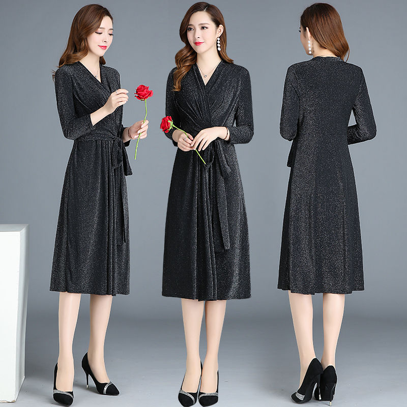 47岁小姨真时髦!尤其穿这“A”字秋裙，配平鞋，简直美到心坎