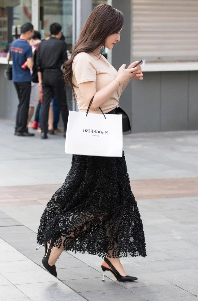 小姐姐修身的穿搭尽显丰腴身材，饱满的胸部线条，带来强烈的视觉