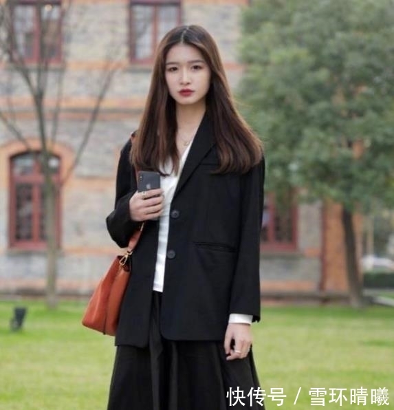  【美女】街拍美女：身材曼妙的小姐姐，紧身牛仔裤穿搭，洋气十足！